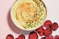 Чипс от цвекло с млечен сос с куркума