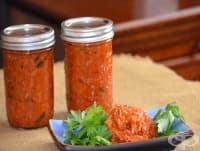 Домашна апетитка с патладжани, домати, чесън и магданоз