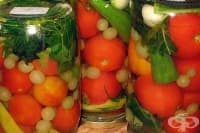 Пикантни консервирани домати с грозде
