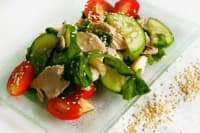 Американска салата със спанак и пуешко