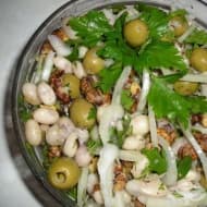 Бобена салата с маслини и орехи