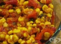 Салата от чушки и царевица в доматен сос с чесън