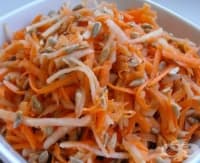 Салата от моркови и ябълки със семена