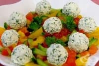 Салата от сиренови топчета със зеленчуци
