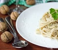 Спагети в сметанов сос с орехи
