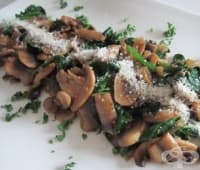 Топла салата от гъби и спанак