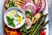 Гриловани зеленчуци със сос от мента и кисело мляко