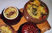 Гювечета със свинско, маринован лук, гъби и картофи