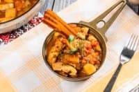 Яхния с пилешко, бекон и картофи