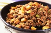 Кайма с картофи, стафиди и чушки