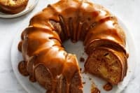 Карамелен кекс с ябълки