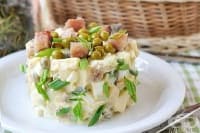 Картофена салата с пушена скумрия, извара и яйца