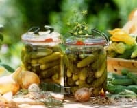 Кисели краставички със зелени ябълки