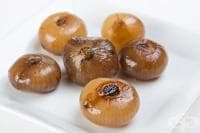 Цели глави лук в кисело-сладка марината