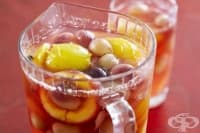 Компот от нектарини, грозде и сливи