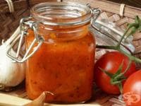 Консервиран лук с домати и копър
