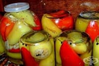 Консервирани пълнени чушки със зеле и моркови