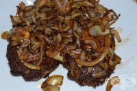 Кюфтета от кълцано месо с пържен лук