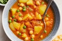 Къри с нахут, грах и картофи