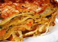 Лазаня със спанак, сирена и сос от печени домати с чесън