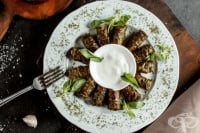 Лозови сарми с агнешка кайма и сос