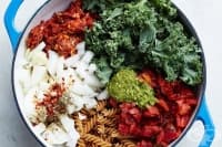 Макарони с кейл и наденичка