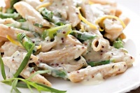 Макарони с млечен сос и аспержи