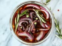 Бързо маринован червен лук