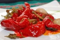 Мариновани червени люти чушки с чесън и кориандър