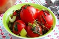 Мариновани домати с копър, целина и чесън