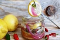 Мариновани лимони с чесън, лук и каперси