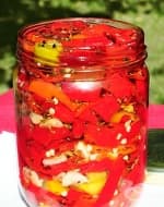 Мариновани люти чушки с босилек и чесън