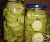 Мариновани тиквички с дафинов лист и карамфил