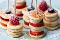 Мини палачинки с ягоди и банан