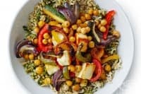 Ориз с песто, печени зеленчуци, нахут и сирене халуми