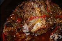 Печен свински врат с лук, чесън и чушки