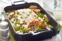 Печена сьомга с картофи, бекон и грах