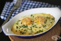 Печени яйца на фурна със сметана, чесън и кашкавал