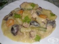 Пиле с картофи, лук и гъби в млечен сос