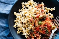 Пиле с маслини и макарони по сицилиански