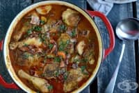 Пилешка яхния с вино, пресни картофи и млечен чесън