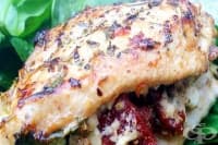 Печени пилешки гърди със сушени домати, извара и босилек