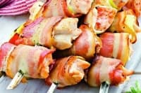 Шишчета от пилешко филе в праз и бекон (на жар)