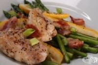 Пилешко с аспержи и тиквичка