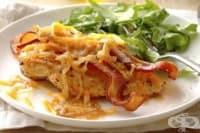 Пилешки гърди с бекон и лук