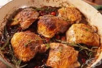 Пилешки бутчета с червени боровинки и розмарин