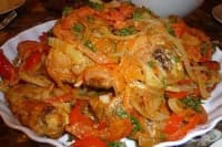 Задушено пилешко с лук и моркови (на фурна)