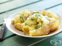 Пресни картофи със сос от чесън и орехи
