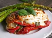 Пълнени пилешки гърди с печени чушки и сирена