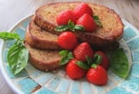 Пържени ванилови филийки с канела, мед и ягоди